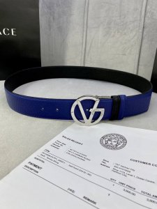 宽度4.0Cm Versace 范思哲 此款两面用皮革腰带的搭扣饰有品牌标志性的金 银色闪光Virtus五金配件