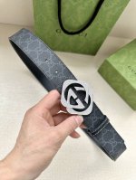 特 宽度3.8Cm Gucci 这款双面皮革腰带巧妙融合gg Supreme帆布与小牛皮底材质，演绎历久弥新的实用设计理念。富有辨识度的双g水晶钻扣配件再现典藏