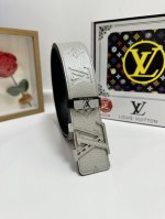 品名：Lv..路易..威登 材质：原单牛皮腰带 百分百头层牛皮腰带保证真皮，24K纯钢扣，专柜原单品质、做工精细，时尚大牌，送人自用首选 包装： 请认准如图专柜