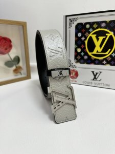 品名：Lv..路易..威登 材质：原单牛皮腰带 百分百头层牛皮腰带保证真皮，24K纯钢扣，专柜原单品质、做工精细，时尚大牌，送人自用首选 包装： 请认准如图专柜