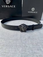 宽度：3.0Cm 范思哲 此平纹腰带饰有标志性的Versace美杜莎头像扣，彰显品牌格调。是一款精美的衣橱必备单品。秀场同款！
