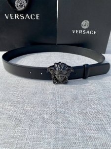 宽度：3.0Cm 范思哲 此平纹腰带饰有标志性的Versace美杜莎头像扣，彰显品牌格调。是一款精美的衣橱必备单品。秀场同款！
