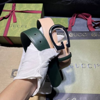 古奇，宽4.0Cm，新款 作为Gucci系列产品的标志性象征，经典双G标识在这款单品上以金色腰带扣的形式呈现。深绿色和粉色皮革通过双色组合为这款经典单品增添一抹