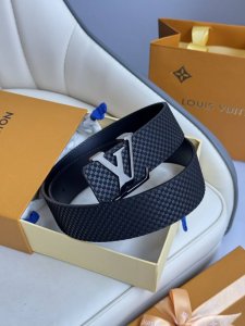 特 Lv 奢华款现代 饰以雅致大方的标志性 柔软结实的皮带 可搭配从礼服到休闲装各种服饰 宽度4.0Cm