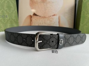 Gg Supreme帆布在每一季都以新颖方式焕新演绎。带有深色Gg字母交织图案的男士经典款腰带注入品牌精髓，互扣式双G细节为整体设计增添标识内涵。3.5Cm.