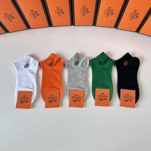 特 配专柜包装 Hermes 爱马仕 新款中短款堆堆袜袜子！一盒五双，专柜同步筒袜袜子，大牌出街，潮人必备超好搭