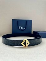 特 宽度4.0Cm 这款腰带扣采用全新的 Cd Diamond 标志造型，以不锈钢打造。可与各式 40 毫米腰带搭配，打造个性造型。