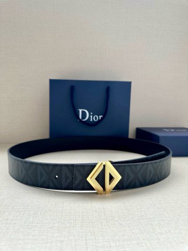 特 宽度4.0Cm 这款腰带扣采用全新的 Cd Diamond 标志造型，以不锈钢打造。可与各式 40 毫米腰带搭配，打造个性造型。