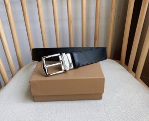 burberry 巴宝莉 原单面料，宽3.4Cm 内衬头层小牛皮底.搭配原单旋转扣头，原单皮料定制，高端奢华，时尚百搭