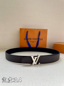 Lv Heritage 双面腰带3.4宽 选取粒面皮革和纳帕皮革 新款3层lv 搭扣。微弧形边缘和摩登形状末端见证细致匠心，为考究人士带来赠礼佳选