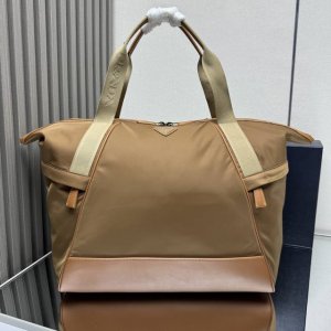 顶级原单 新款旅行包2Vc040B 这款旅行包采用进尼龙面料，撞色小牛皮组成。巧妙容量充裕，配有可调式提手，设有大号工装侧袋与中袋，简约大气，百搭休闲，出差和平
