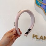 配包装 Chanel 香奈儿 新款缎面小香发箍，复古头箍，网红爆款推荐 搭配高端材质，超精致，时尚百搭。