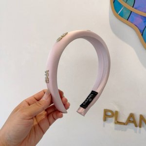 配包装 Chanel 香奈儿 新款缎面小香发箍，复古头箍，网红爆款推荐 搭配高端材质，超精致，时尚百搭。