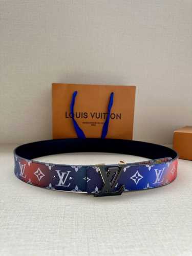 特 4.0宽Lv Pyramide This Is Not Mng 双面腰带令 Monogram 图案沉入朦胧意境，反面衔接做旧光滑牛皮革，一展艺术气息。Lv