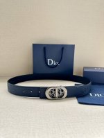 特 Dior 这款 35毫米双面腰带结合典雅气质与摩登风范。一面则采用迪奥灰粒面牛皮革，另一面则采用同色调压花 Cd Icon 标志。长度可调节，可搭配各式 3