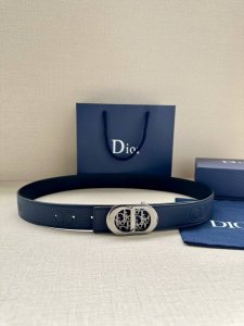 特 Dior 这款 35毫米双面腰带结合典雅气质与摩登风范。一面则采用迪奥灰粒面牛皮革，另一面则采用同色调压花 Cd Icon 标志。长度可调节，可搭配各式 3