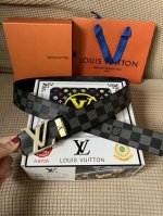 品名：Lv..路易..威登原单 材质：原单牛皮腰带 百分百头层牛皮腰带保证真皮，24K纯钢扣，专柜原单品质、做工精细，时尚大牌，送人自用首选 包装： 请认准如图