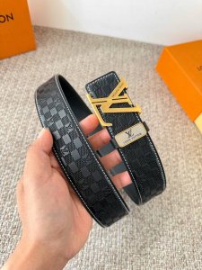 品名： Lv..路易..威登腰带皮带原单 型号：挂扣，经典纯钢材质挂扣，头层牛皮，图片实物拍摄 材料：头层牛皮，挂扣系列，纯钢材质扣头，钯镀电镀工艺永不掉色。原