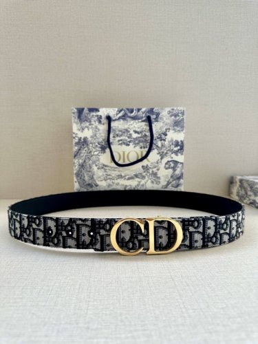 特 宽度3.5 Cm Dior 迪奥两面腰带款式迷人多样，采用多种材质精心打造，为各式廓形增添点睛之笔，彰显优雅醒目的气质。向迪奥钟爱的细节艺术致敬，彰显非凡的