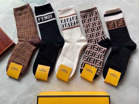 特 Fendi 芬迪F家新品女款中筒兔绒袜 敲黑板划重点：兔绒材质护肤蓄热 一盒五双 F家专柜同步长袜，袜身提花经典双F标志，超级吸睛，实物超漂亮，大爱大赞In - 点击图像关闭