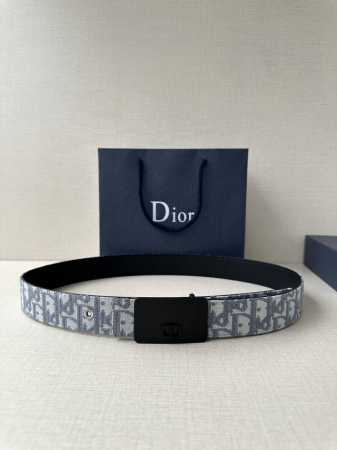 宽度3.5Cm Dior 这款不锈钢金属腰带扣是春季系列新品，展示 Cd Icon 标志和 Oblique Cosmo 图案，致敬 Dior 的经典图案。可与各 - 点击图像关闭