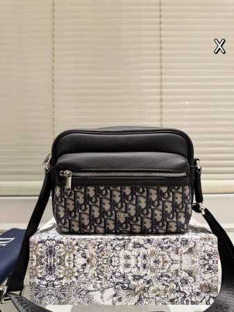 牛皮版本 Dior Oblique Safari男士邮差包 一年四季的男包通勤包 绝绝子 正面老花，背面是皮质，拉链和金属质感特别好，容量很不错，特别能装，实用 - 点击图像关闭