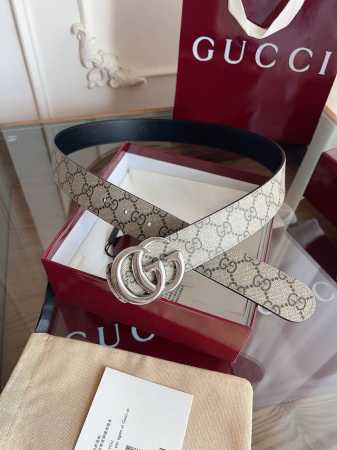 Gucci 标志性Gg图案继续为皮革配饰增色添彩，以现代风范演绎昔日经典。这款窄版腰带以Gg皮革制作，巧妙点缀调双G搭扣。 双G造型腰带扣 宽度：3.5厘米 意 - 点击图像关闭