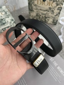品名：迪奥. Dior.原单 型号：挂扣，原版经典挂扣，实物拍摄，头层牛皮 材料：百分百头层牛皮，保证真皮。双面可用专柜同等质量，原版经典双面平纹，可旋转，可双