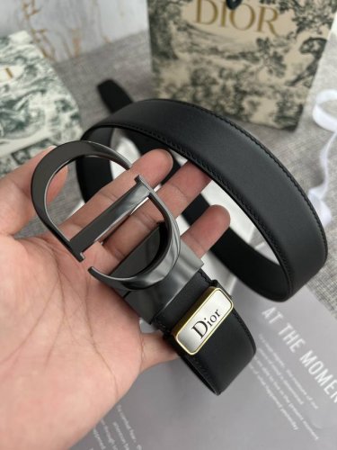 品名：迪奥. Dior.原单 型号：挂扣，原版经典挂扣，实物拍摄，头层牛皮 材料：百分百头层牛皮，保证真皮。双面可用专柜同等质量，原版经典双面平纹，可旋转，可双