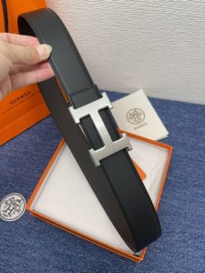 品牌 爱马仕 描述 采用高级真皮精制而成，触感厚实，饰以商标带扣。腰带为意大利尺寸，请在购买前参阅腰带尺寸指南. 铜扣金属配件 黑色皮革，采用环保工艺制作而成