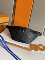 顶级原单 M46035 此款 Discovery 腰包由 Monogram Eclipse 帆布制成，兼具休闲时尚气质与现代功能性。造型符合人体工学原理，并配有
