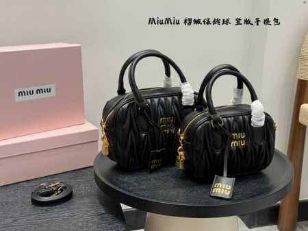 礼盒包装 尺寸20*14 小号 24*16 大号 缪缪Miumiu 褶皱保龄球手提包竖版 甜度刚刚好 很难不爱的 散发着复古的气息 背上它不仅是公主也是女王 小 - 点击图像关闭