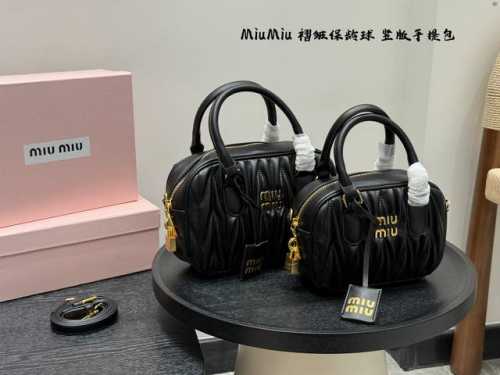 礼盒包装 尺寸20*14 小号 24*16 大号 缪缪Miumiu 褶皱保龄球手提包竖版 甜度刚刚好 很难不爱的 散发着复古的气息 背上它不仅是公主也是女王 小