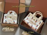 配盒 Size：20*15Cm 小 25*20Cm 中 C家 Cargo Tote 托特包真的很难抵挡 Coach和米奇的联名太会了，帆布材质超有质感，黑白两色