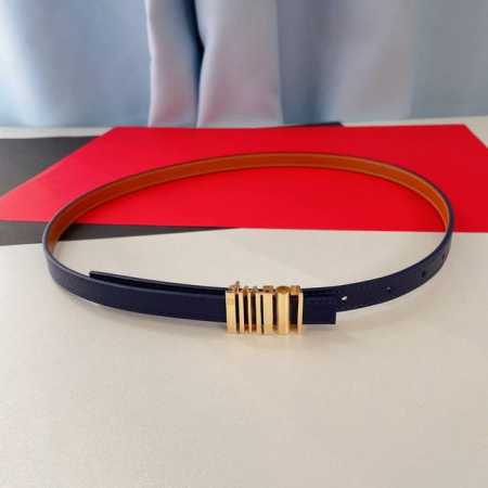 Loewe新款 小牛皮腰带，亮面Loewe五金扣。正面条形码设计，侧面立体字母Loeme ，宽1.5Cm。 - 点击图像关闭