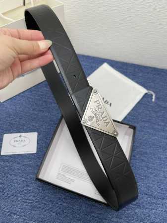 普拉达 双面原版皮，原板扣、这款饰有带扣的腰带配以水牛皮衬里，覆以Monogram 牛皮。展现细腻的品牌特质，是牛仔裤的理想配件 Monogram牛皮；2024 - 点击图像关闭