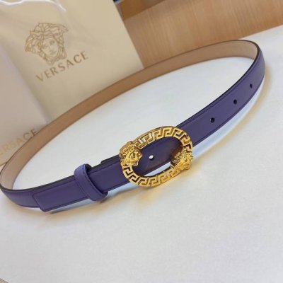 范思哲Versace2.0Cm细腰带采用原版头层软皮革制成，饰有标志性立体五金搭扣。