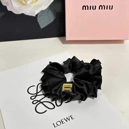 特 单个 配全套包装 Miumiu 缪缪 爆款真丝发圈，专柜款出货 一看就特别高档 超级百搭 必须自留 - 点击图像关闭