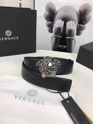 范思哲 此款皮革腰带饰有标志性的Versace美杜莎头像搭扣，彰显品牌格调。是一款精美的衣橱必备单品。4.0Cm宽