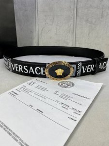 特 宽度4.0Cm Versace 范思哲 此款palazzo腰带采用牛皮革面料制作，并饰有le Pop Classique图案印花和标志性的椭圆美杜莎五金配件