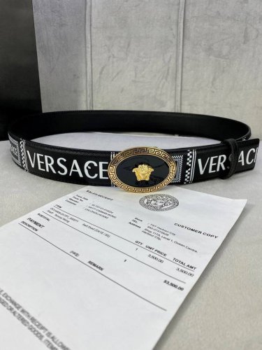 特 宽度4.0Cm Versace 范思哲 此款palazzo腰带采用牛皮革面料制作，并饰有le Pop Classique图案印花和标志性的椭圆美杜莎五金配件