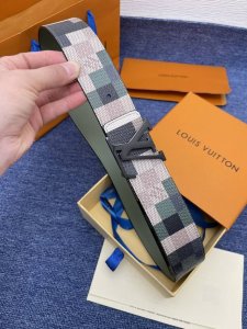 Lv.路易威登 全套包装 原版品质 代工厂货品 40Mm宽度 正品一体铸造五金钢扣，原厂皮料 双面原厂定制面料，区别市场货