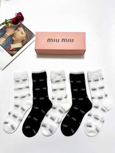 配包装 一盒5 双 Miumiu 缪缪 经典字母Logo 纯棉中筒袜 ，Ins超火爆空调袜，纯棉面料，潮人必备 ，经典配色 个性时尚百搭款，你值得拥有哦