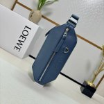Low经典牛皮革变形 Sling 手袋 紧凑型Sling 手袋配有可调节 *Lw*织带和品牌标志金属搭扣，可打开以改变手袋容量并实现多种携带方式。外部拉链平口袋