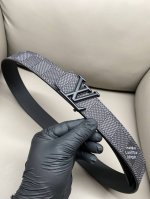 特 Lv Dimension 双面腰带出自创意总监 pharrell Williams 之手 为 Monogram Eclipse 帆布搭配哑光 Lv 字母搭扣
