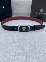 宽度3.5Cm Versace范思哲 此款平纹小牛皮腰带饰有一枚几何形状的希腊回纹搭扣，可搭配正装或休闲装。