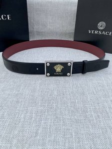 宽度3.5Cm Versace范思哲 此款平纹小牛皮腰带饰有一枚几何形状的希腊回纹搭扣，可搭配正装或休闲装。