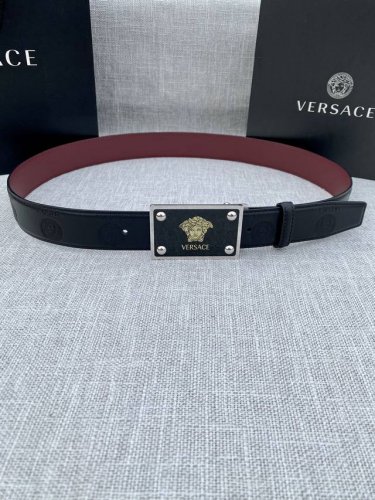 宽度3.5Cm Versace范思哲 此款平纹小牛皮腰带饰有一枚几何形状的希腊回纹搭扣，可搭配正装或休闲装。