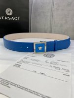 宽度4.0Cm Versaec 饭范思哲 此款时尚平纹腰带由柔软的小牛皮革制成，饰有立体美杜莎搭扣。