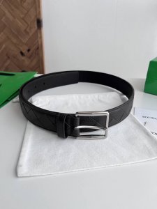 Bv 2026最新款男士编织腰带 纯手工Intreccio大格子编织 意大利原厂荔枝纹小牛皮 搭配微复古银色针扣 侧面带标识 宽度35Mm 颜色: 咖啡色 DD